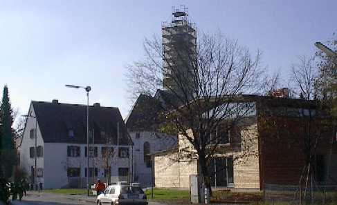 [Forstenrieds Zentrum mit Heilig Kreuz Kirche]